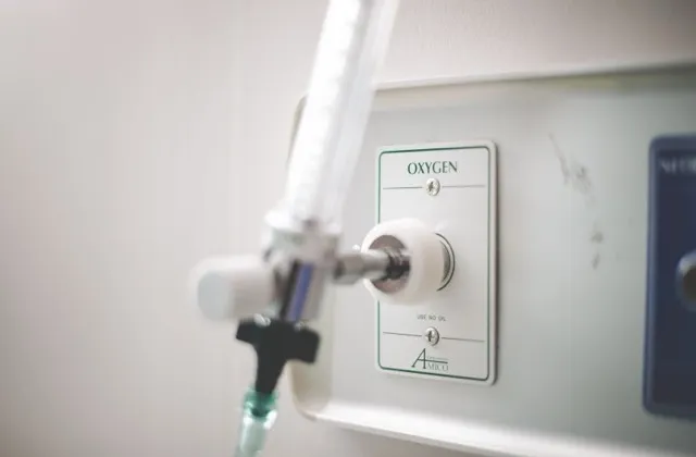Kórházi falra szerelt oxigén gázcsatlakozó közelről
