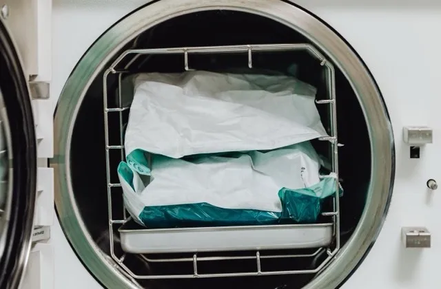 Egészségügyi sterilizáló berendezés nyitott ajtóval, sterilizált eszközökkel